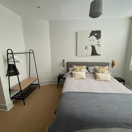 May Road, Stylish Townhouse Туикнем Экстерьер фото